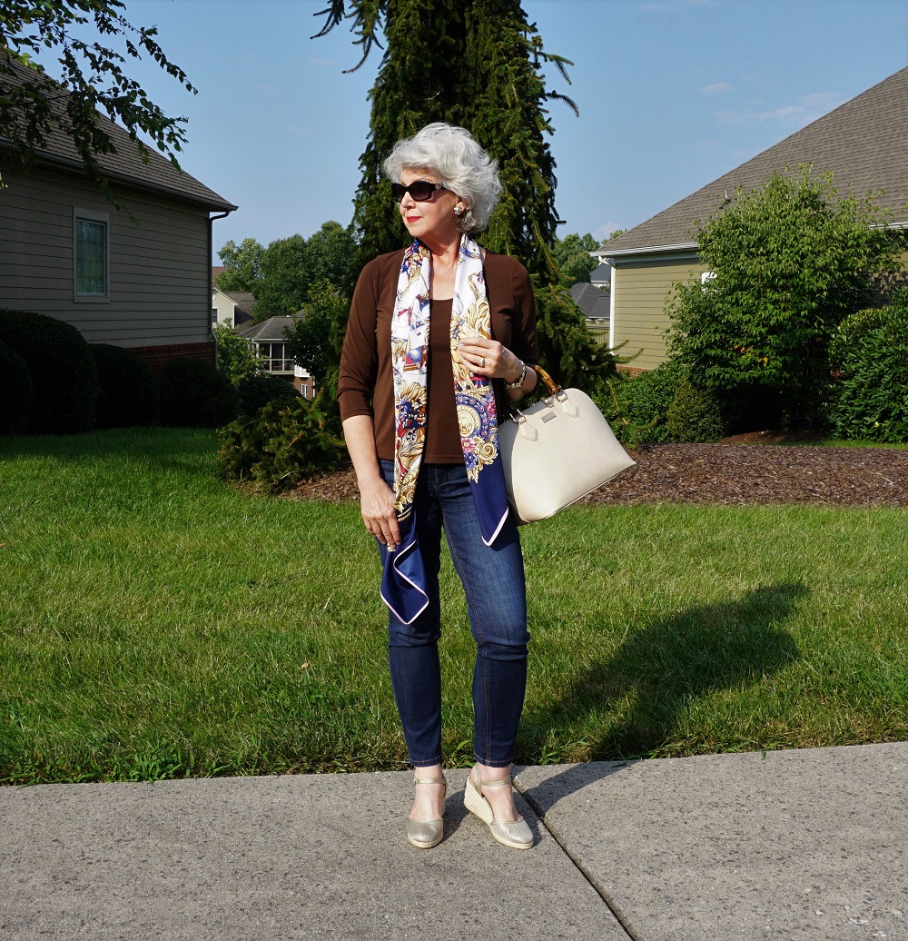 How to wear a silk scarf casually - une femme d'un certain âge